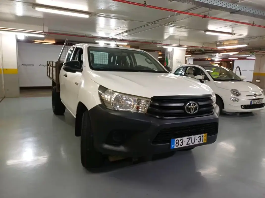 Toyota HILUX 2.4 D-4D 4WD CE 3 L CH 2020 - 23900 EUR, 213539 km - AUTO.MOTO.pt - 213539km - foto 2 de 6