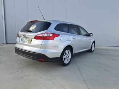 Ford Focus SW 2011 - 7800 EUR, 229551 km - AUTO.MOTO.pt - 229551km - foto 5 de 8