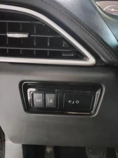 Jaguar F-Pace 2017 - 22500 EUR, 147000 km - AUTO.MOTO.pt - 147000km - foto 27 de 40