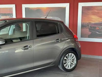 Peugeot 208 2018 - 12990 EUR, 96669 km - AUTO.MOTO.pt - 96669km - foto 3 de 21