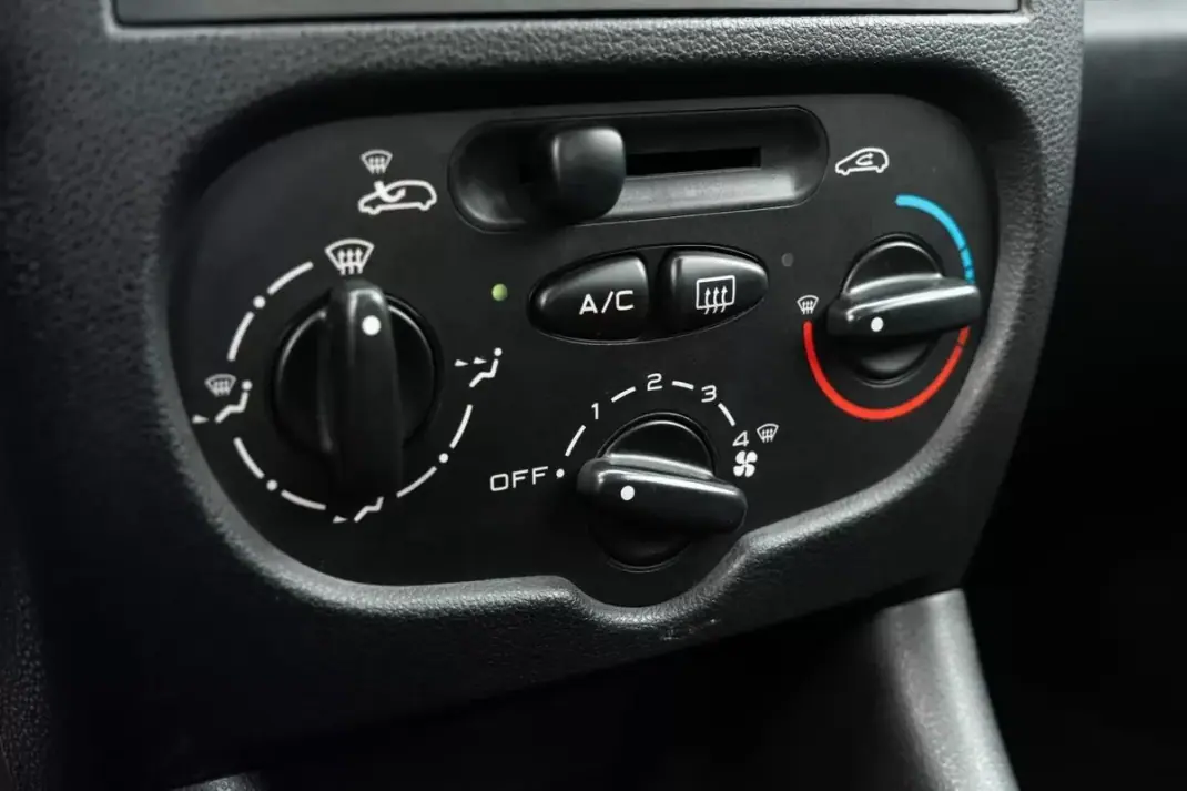 Peugeot 206 2010 - 5850 EUR, 96800 km - AUTO.MOTO.pt - 96800km - foto 16 de 19