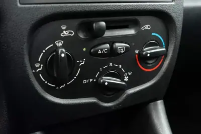 Peugeot 206 2010 - 5850 EUR, 96800 km - AUTO.MOTO.pt - 96800km - foto 16 de 19