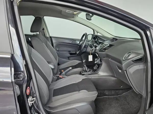 Ford Fiesta 2014 - 8750 EUR, 65000 km - AUTO.MOTO.pt - 65000km - foto 7 de 10