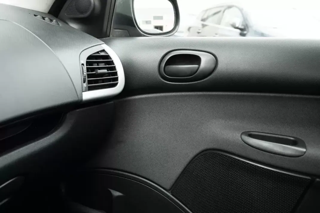 Peugeot 206 2010 - 5850 EUR, 96800 km - AUTO.MOTO.pt - 96800km - foto 15 de 19