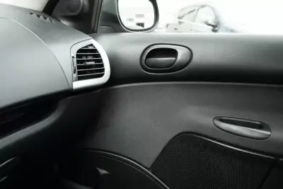 Peugeot 206 2010 - 5850 EUR, 96800 km - AUTO.MOTO.pt - 96800km - foto 15 de 19