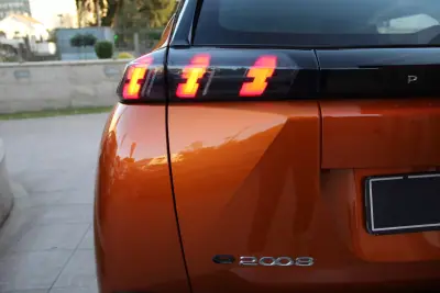 Peugeot e-2008 2020 - 19450 EUR, 54000 km - AUTO.MOTO.pt - 54000km - foto 13 de 41