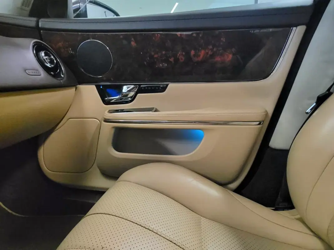 Jaguar XJ 2012 - 19950 EUR, 255600 km - AUTO.MOTO.pt - 255600km - foto 30 de 33