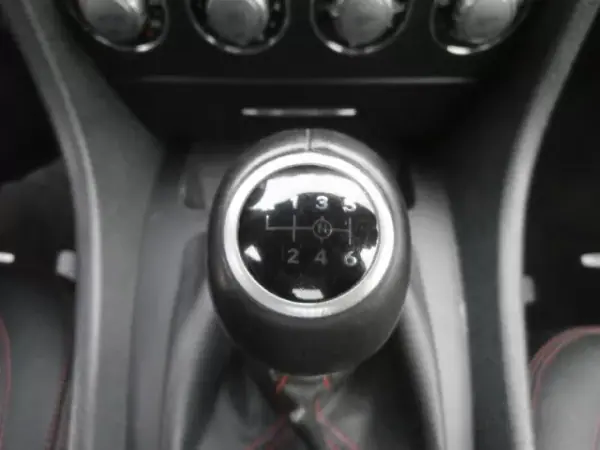 Mercedes-Benz SLK 200 2010 - 16000 EUR, 176098 km - AUTO.MOTO.pt - 176098km - foto 19 de 32