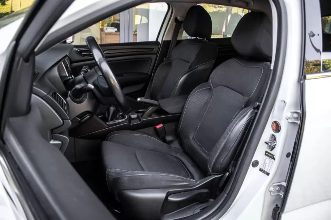 Renault Mégane 2019 - 9870 EUR, 301536 km - AUTO.MOTO.pt - 301536km - foto 26 de 38
