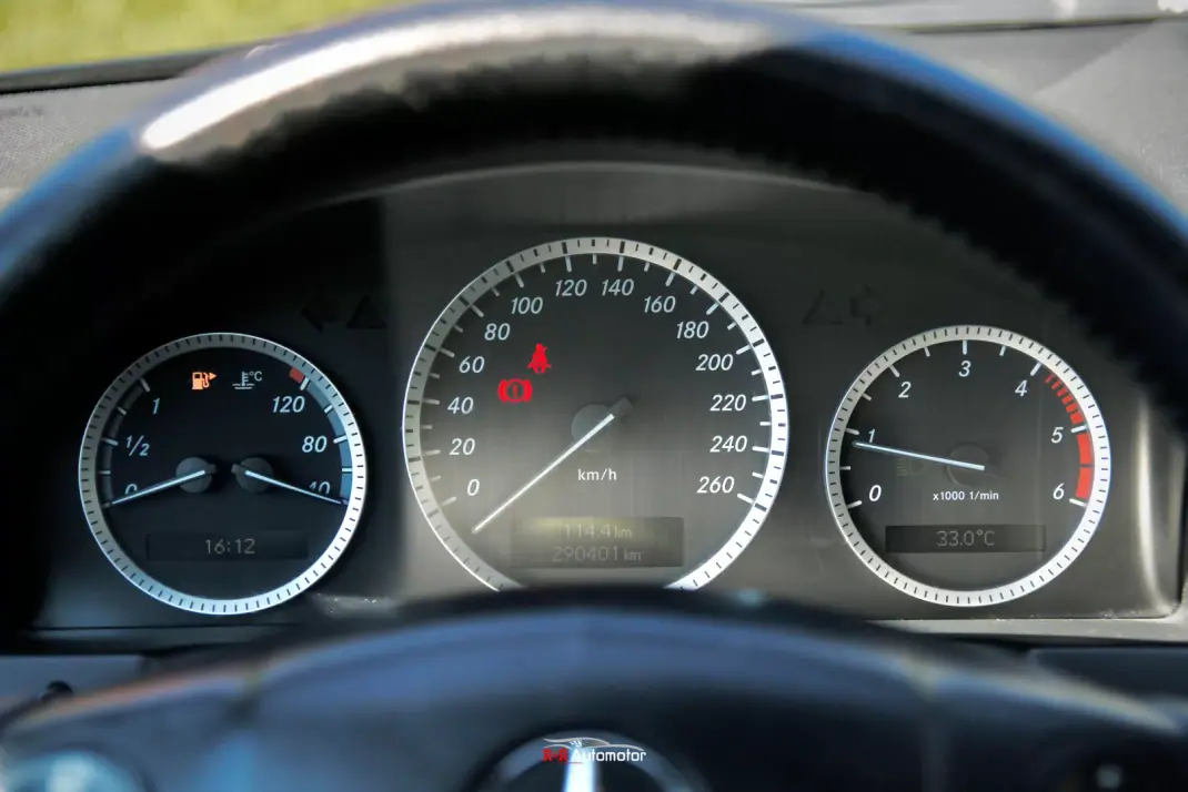 Mercedes-Benz C 200 2010 - 10990 EUR, 290000 km - AUTO.MOTO.pt - 290000km - foto 18 de 24