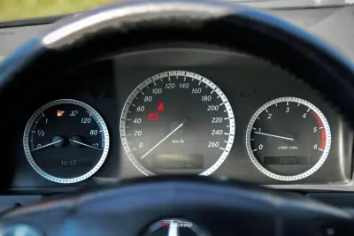 Mercedes-Benz C 200 2010 - 10990 EUR, 290000 km - AUTO.MOTO.pt - 290000km - foto 18 de 24
