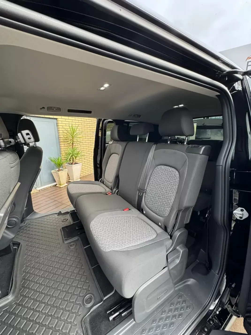 Volkswagen ID.Buzz 2025 - 59700 EUR, 15500 km - AUTO.MOTO.pt - 15500km - foto 12 de 14