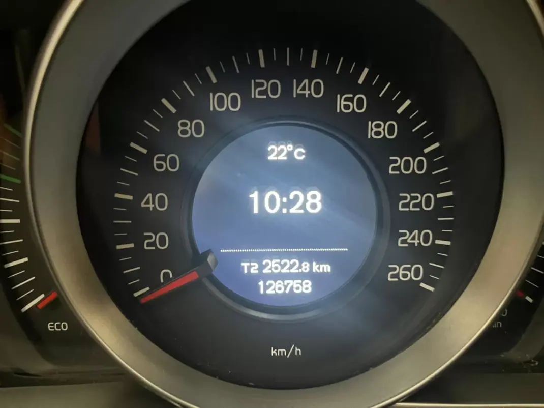 Volvo V40 2016 - 12750 EUR, 126641 km - 126641km - foto 8 de 11