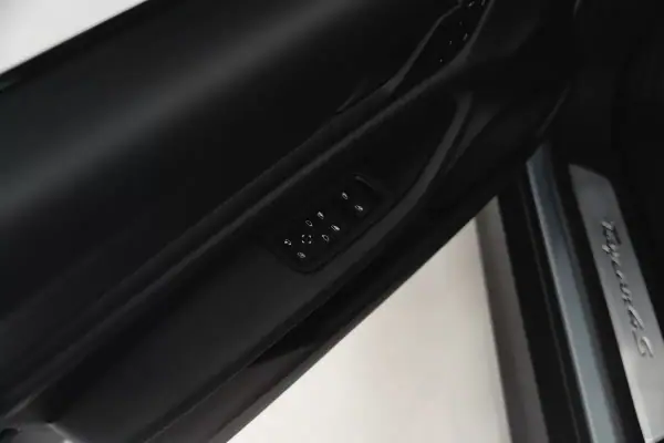 Porsche Taycan Sport Turismo 2024 - 74950 EUR, 55673 km - AUTO.MOTO.pt - 55673km - foto 18 de 57
