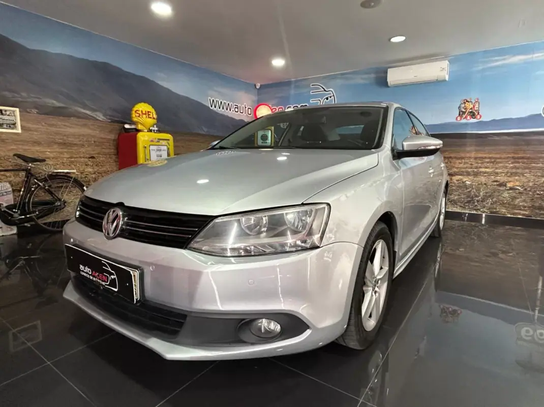 Volkswagen Jetta 2011 - 8500 EUR, 224614 km - AUTO.MOTO.pt - 224614km - foto 3 de 21