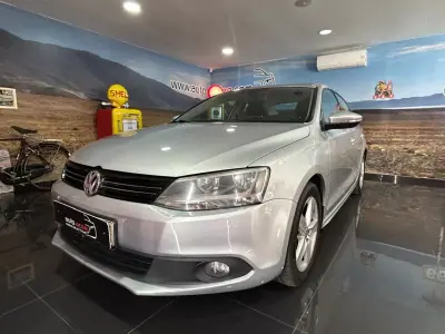 Volkswagen Jetta 2011 - 8500 EUR, 224614 km - AUTO.MOTO.pt - 224614km - foto 3 de 21