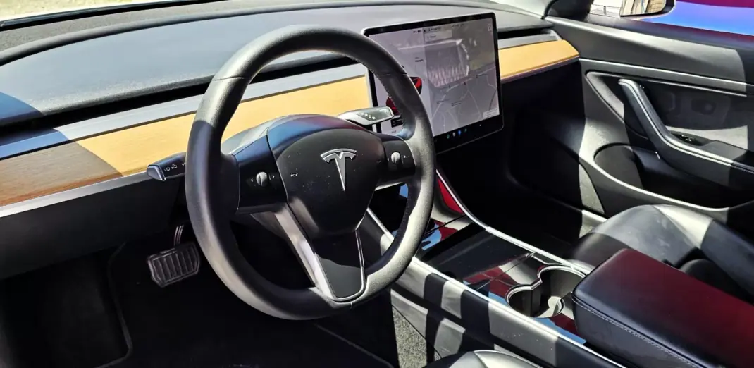 Tesla Model 3 2020 - 25500 EUR, 99000 km - AUTO.MOTO.pt - 99000km - foto 17 de 25