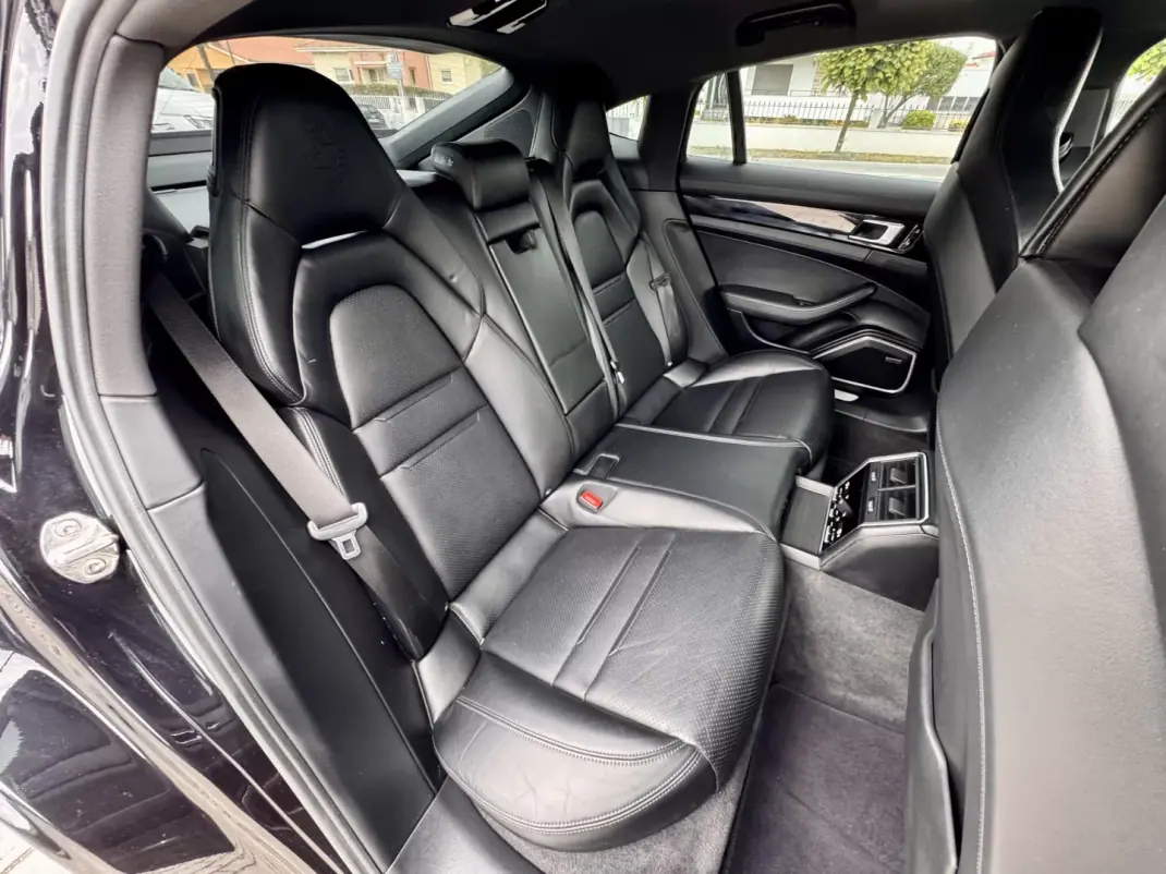Porsche Panamera 2019 - 75990 EUR, 69000 km - AUTO.MOTO.pt - 69000km - foto 16 de 17