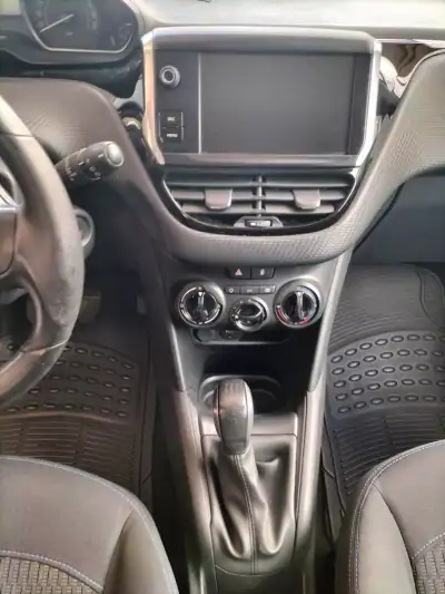 Peugeot 208 2017 - 10750 EUR, 96000 km - AUTO.MOTO.pt - 96000km - foto 9 de 12