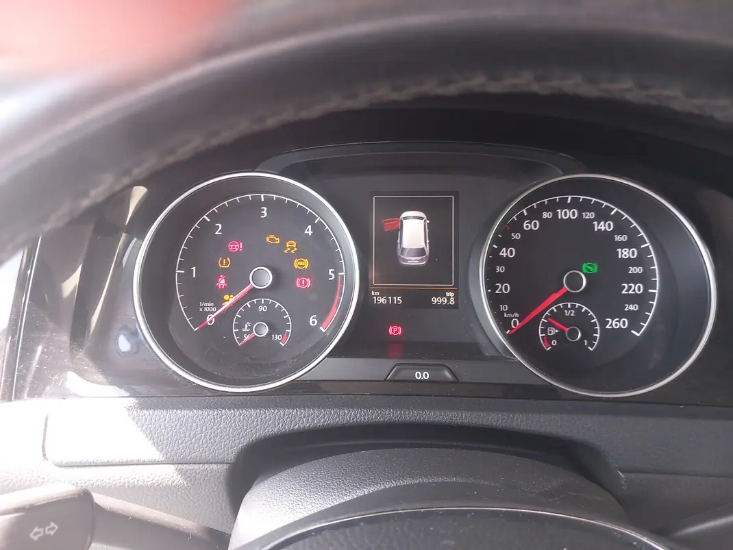 Volkswagen Golf 2014 - 11990 EUR, 195000 km - AUTO.MOTO.pt - 195000km - foto 6 de 9