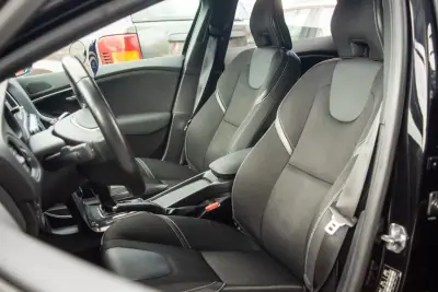 Volvo V40 2017 - 14900 EUR, 135000 km - AUTO.MOTO.pt - 135000km - foto 12 de 17