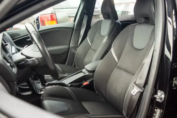Volvo V40 2017 - 14900 EUR, 135000 km - AUTO.MOTO.pt - 135000km - foto 12 de 17