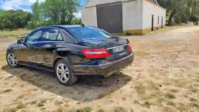 Mercedes-Benz E 220 2010 - 13500 EUR, 234000 km - AUTO.MOTO.pt - 234000km - foto 3 de 5