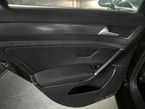 Volkswagen Golf Variant 2017 - 11500 EUR, 190200 km - AUTO.MOTO.pt - 190200km - foto 29 de 30