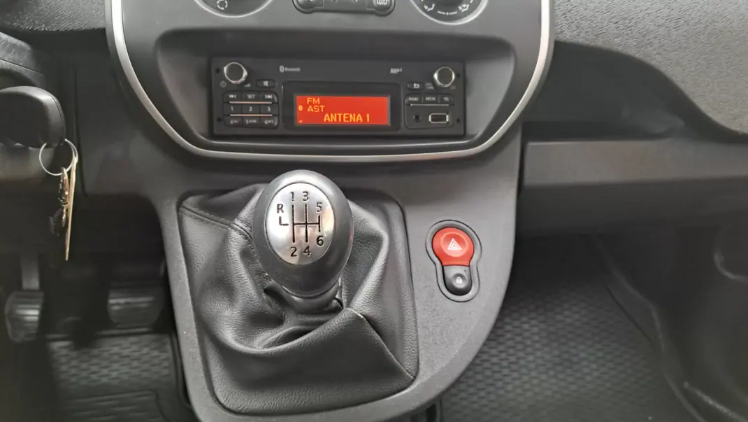 Renault TRAFIC L2H1 125CV 2019 - 19900 EUR, 106110 km - AUTO.MOTO.pt - 106110km - foto 16 de 24