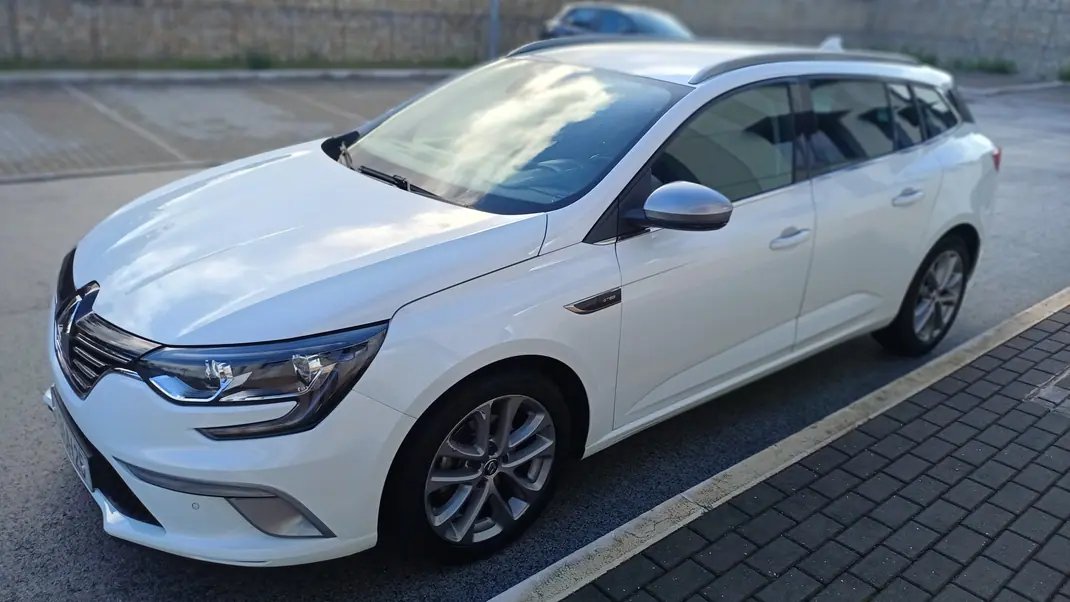 Renault Mégane 2018 - 12000 EUR, 124500 km - AUTO.MOTO.pt - 124500km - foto 1 de 17