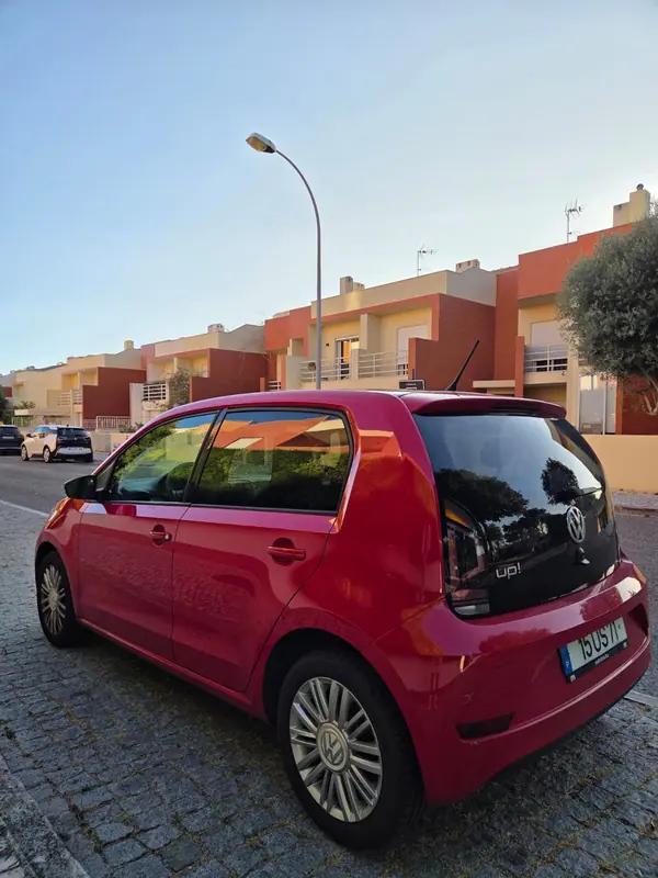 Volkswagen Up! 2018 - 8950 EUR, 81737 km - AUTO.MOTO.pt - 81737km - foto 7 de 15