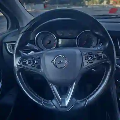 Opel Astra 2017 - 10500 EUR, 200000 km - AUTO.MOTO.pt - 200000km - foto 10 de 15