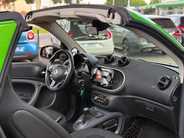 Smart Fortwo Cabrio 2019 - 12900 EUR, 58988 km - AUTO.MOTO.pt - 58988km - foto 4 de 19
