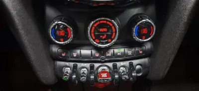 MINI Cooper 2015 - 15990 EUR, 184130 km - AUTO.MOTO.pt - 184130km - foto 32 de 39