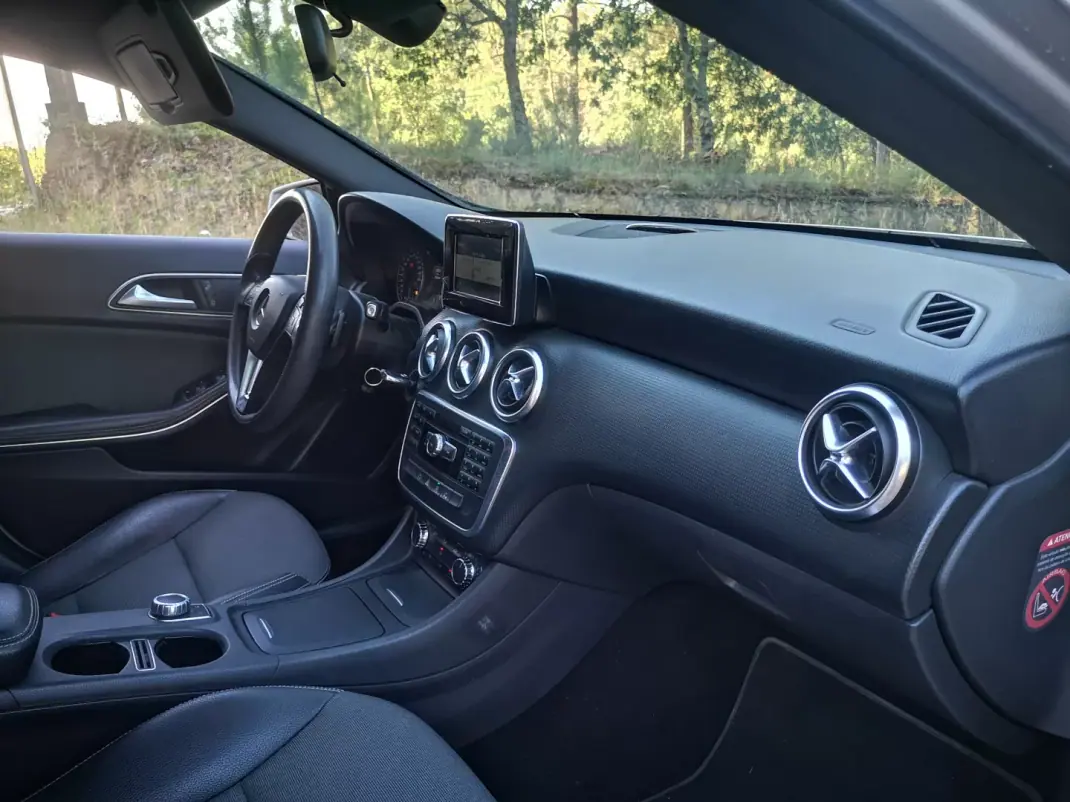 Mercedes-Benz A 180 2015 - 12950 EUR, 218000 km - 218000km - foto 15 de 23