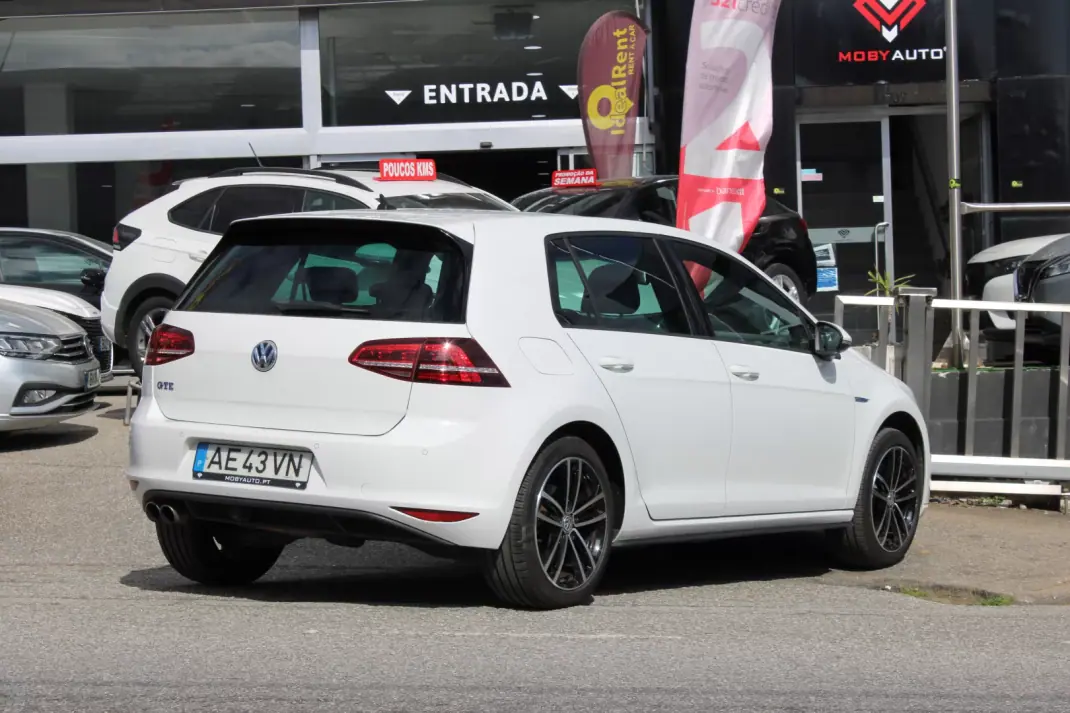 Volkswagen Golf 2015 - 12900 EUR, 233561 km - AUTO.MOTO.pt - 233561km - foto 2 de 27
