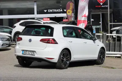 Volkswagen Golf 2015 - 12900 EUR, 233561 km - AUTO.MOTO.pt - 233561km - foto 2 de 27