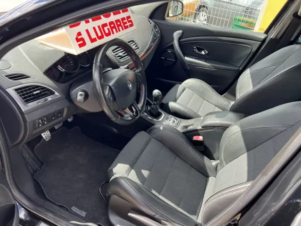 Renault Mégane Sport Tourer 2014 - 9500 EUR, 239995 km - AUTO.MOTO.pt - 239995km - foto 15 de 23