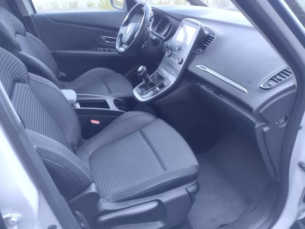Renault Grand Scénic 2017 - 13750 EUR, 200000 km - 200000km - foto 13 de 27
