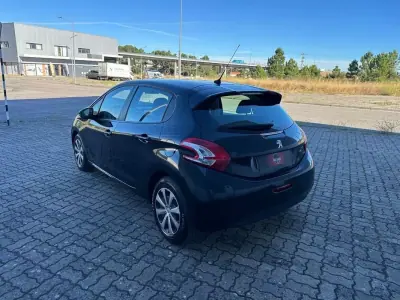 Peugeot 208 2013 - 10990 EUR, 129992 km - AUTO.MOTO.pt - 129992km - foto 6 de 17