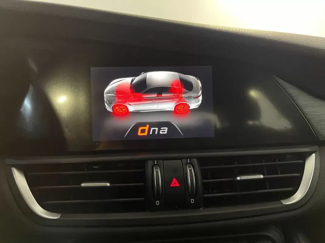 Alfa Romeo Giulia 2016 - 18500 EUR, 153000 km - AUTO.MOTO.pt - 153000km - foto 29 de 35