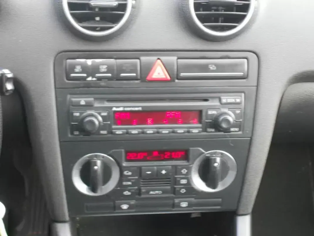 Audi A3 2006 - 9500 EUR, 253000 km - AUTO.MOTO.pt - 253000km - foto 11 de 11