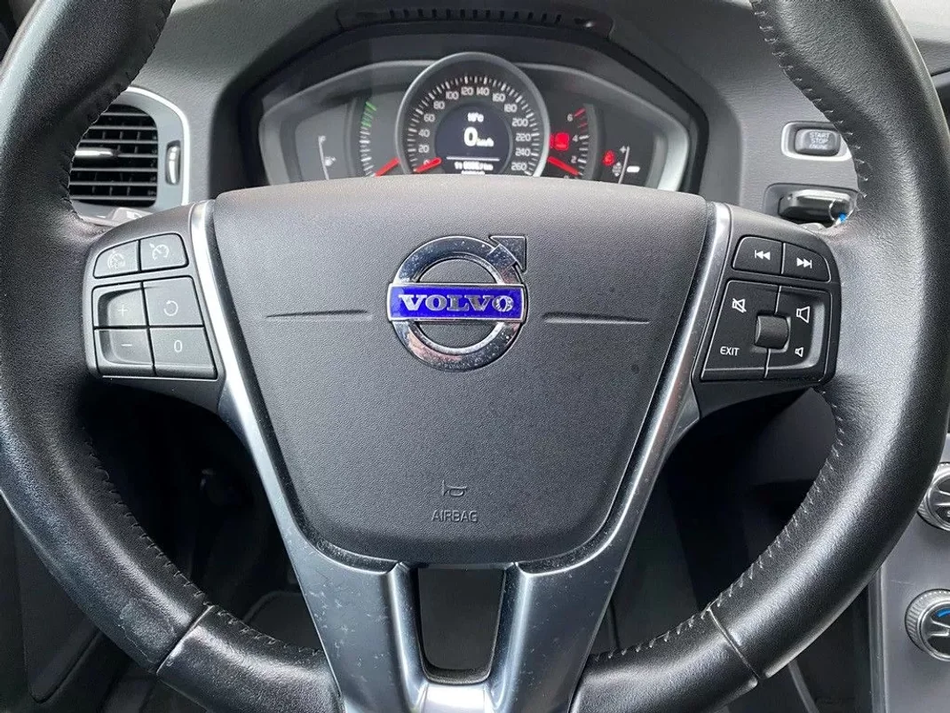 Volvo V60 2017 - 17900 EUR, 165010 km - AUTO.MOTO.pt - 165010km - foto 11 de 23
