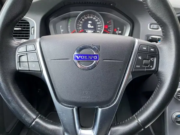 Volvo V60 2017 - 17900 EUR, 165010 km - AUTO.MOTO.pt - 165010km - foto 11 de 23