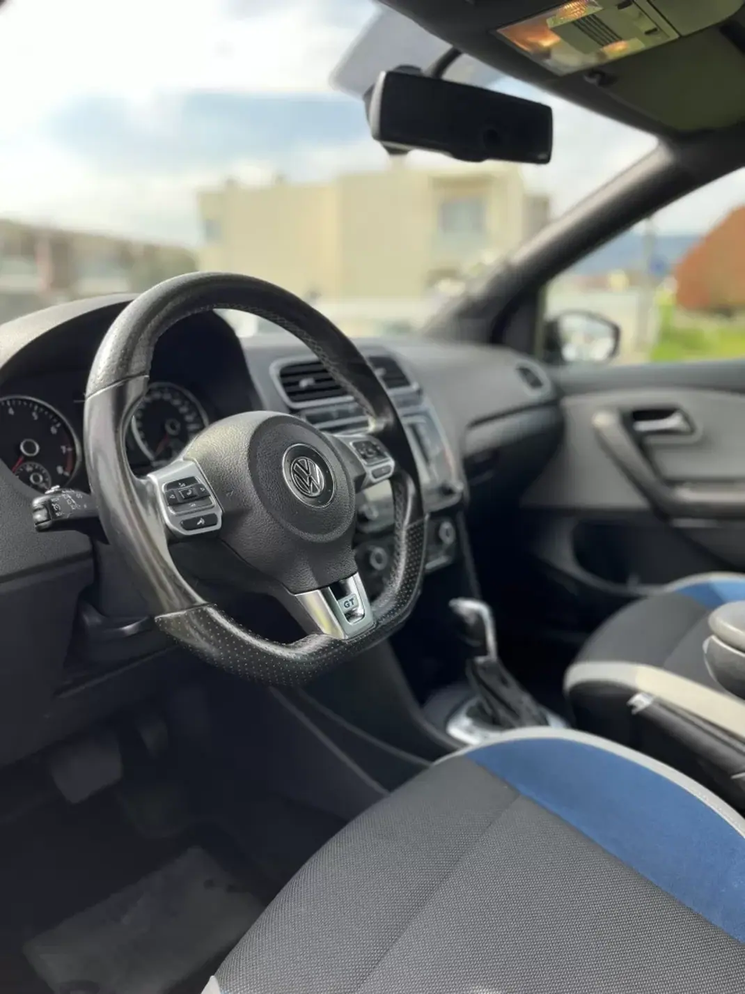 Volkswagen Polo 2013 - 12900 EUR, 150000 km - AUTO.MOTO.pt - 150000km - foto 9 de 13