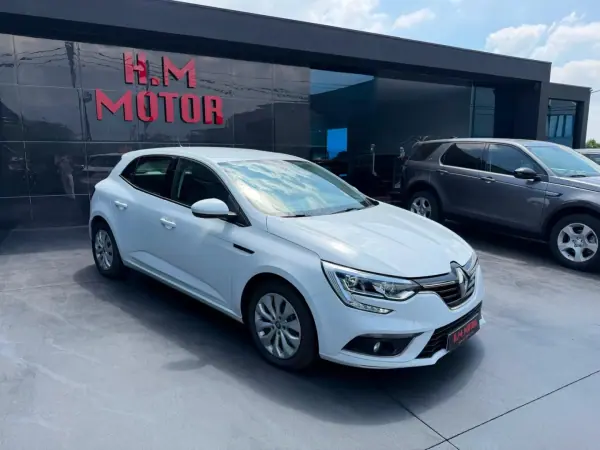 Renault Mégane 2018 - 15500 EUR, 146000 km - AUTO.MOTO.pt - 146000km - foto 4 de 11