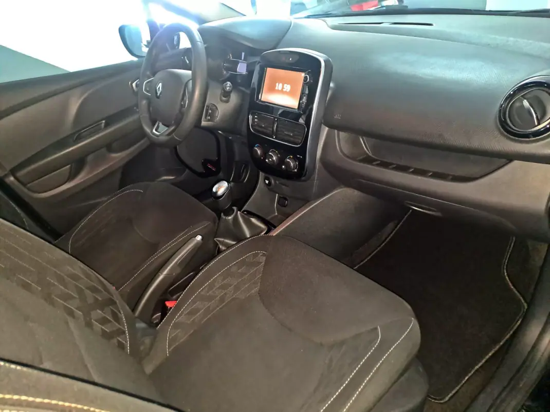 Renault Clio Sport Tourer 2020 - 9990 EUR, 120000 km - AUTO.MOTO.pt - 120000km - foto 21 de 22