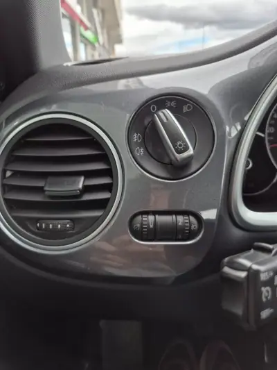 Volkswagen New Beetle 2013 - 13950 EUR, 142000 km - AUTO.MOTO.pt - 142000km - foto 13 de 34