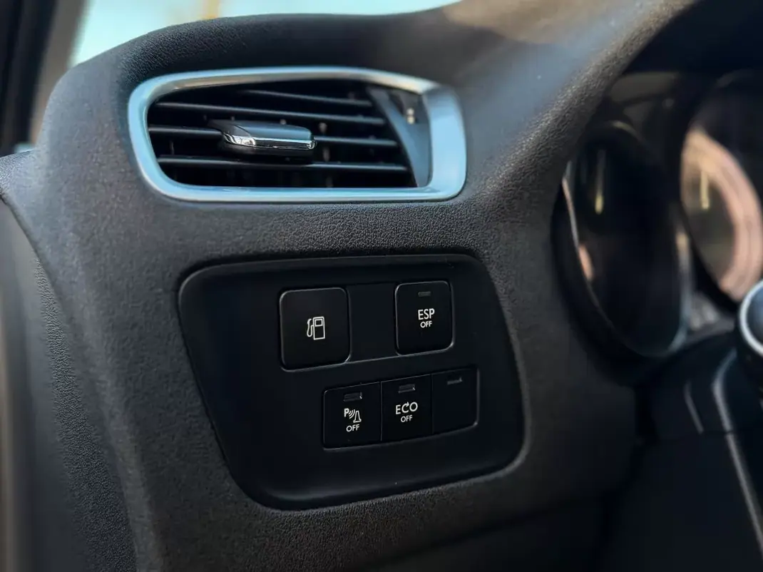 Citroën C4 2012 - 8990 EUR, 185518 km - AUTO.MOTO.pt - 185518km - foto 9 de 10