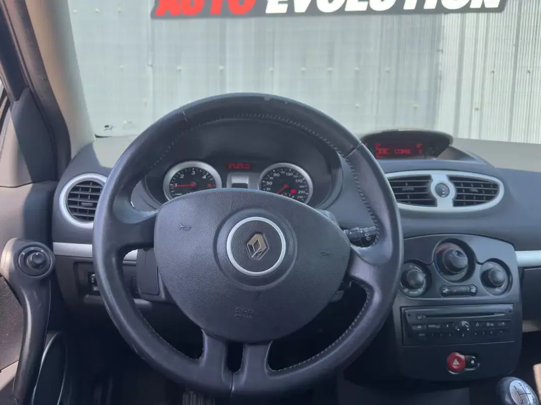 Renault Clio 2011 - 6450 EUR, 160000 km - AUTO.MOTO.pt - 160000km - foto 8 de 13